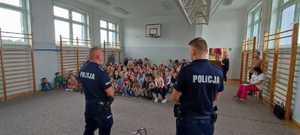 troje policjantów na sali podczas spotkania z uczniami