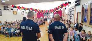 troje policjantów na sali podczas spotkania z uczniami
