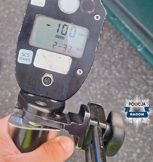 urządzenie do pomiaru prędkości z wynikiem 100 kilometrów na godzinę