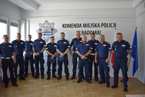 zdjęcie grupowe policjantów na świetlicy