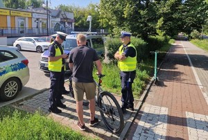 dwaj policjanci i rowerzysta w trakcie kontroli