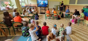 policjant z dziecmi w szkole podczas prelekcji