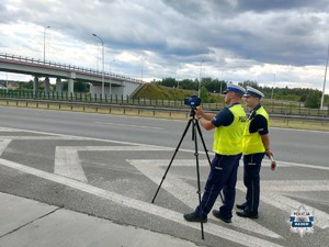 dwaj policjanci przy urządzeniu do pomiaru prędkości