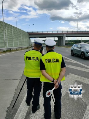dwaj policjanci na poboczu kontroluje prędkość