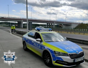 radiowóz w tle dwaj policjanci