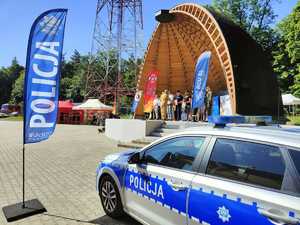 policyjny radiowóz w tle scena