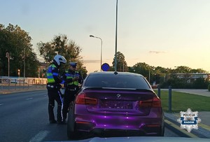 dwaj policjanci przy aucie podczas kontroli