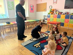 dwoje policjantów z dziecmi w sali