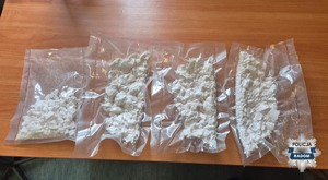 4 woreczki z zawarościa narkotyków leża na biurku