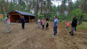 policjant i grupa uczestników półkolonii