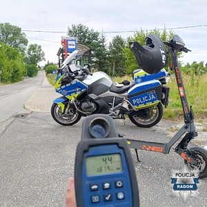 urządzenie do kontroli prędkości w tle hulajnoga elektryczna i policyjny motocykl