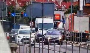 pojazdy na ulicy w okolicy przejścia dla pieszych