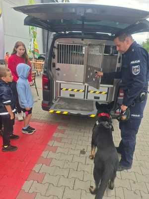 policjant i pies pryz samochodzie obok dzieci