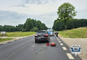 na ulicy pojazd i motocykl po wypadku