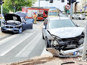 rozbite auta na ulicy po wypadku