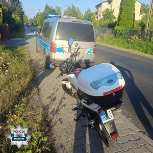 motorower na poboczu a przed nim radiowóz