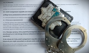 kajdanki i policyjna legitymacja na kartce papieru