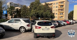 biały pojazd uderzył w zaparkowane auta na osiedlu