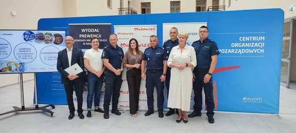 zdjęcie grupowe organizatorzy przedsięwzięć w tym 3 policjantów