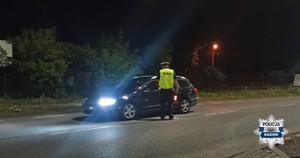 w godzinach wieczornych po zmierzchu policjant kontroluje kierujacego pojazdem
