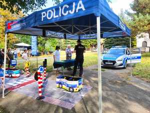 policyjny namiot i stoisko profilaktyczne policjant i dzieci