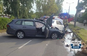 dwa uszkodzone pojazdy po wypadku