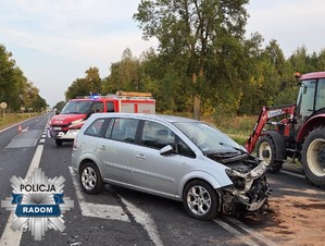 rozbite auto na drodze po wypadku