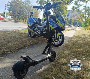 hulajnoga w tle policyjny motocykl