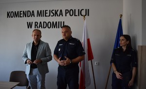 dwoje policjantów i męzczyzna w marynarce