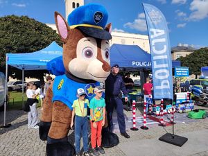 policjant dzieci i duża maskotka