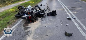 dwa uszkodzone motocykle leżą na jezdni