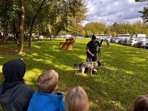 przewodnik psa słuzbowego z czworonogiem na placu