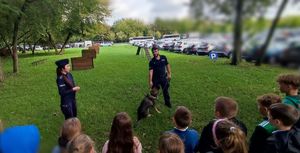 dwoje policjantów na placu widac głowy dzieci