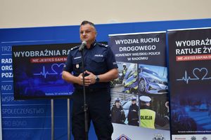 policjant przy mikrofonie
