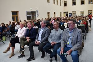 uczestnicy wydarzenia siedza na krzesłach