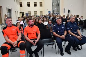 uczestnicy wydarzenia siedza na krzesłach