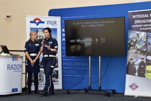 policjantki na scenie jedna z nich trzyma mikrofon
