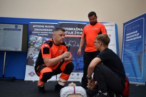 ratownicy rozmawiają z uczniem