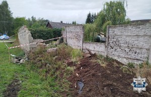 uszkodzone ogrodzenie po wypadku