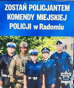 plakat a na nim 5 policjantów napis zostań policjantem komendy w Radomiu
