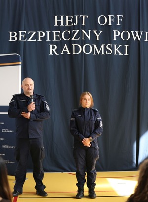 dwoje policjantów na sali