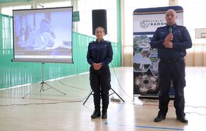 policjanci w tle ekran