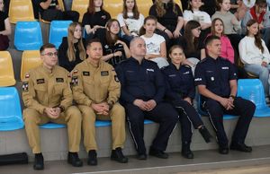 policjanci, strażacy i uczniowie