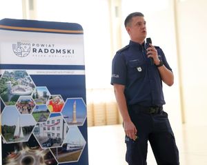 policjant trzyma mikrofon