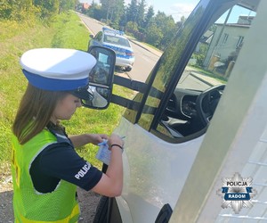 policjantka przy kontrolowanym aucie