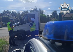 policjanci przy kontrolowanym aucie