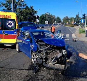 miejsce wypadku na ulicy rozbita karetka i osobówka