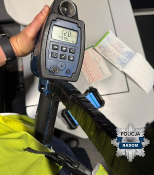 urządzenie do pomiaru prędkości w dłoni mundurowego