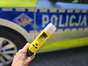 alkomat w tle radiowóz