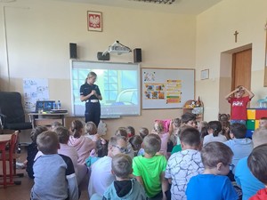policjantka i dzieci podczas prelekcji w szkole